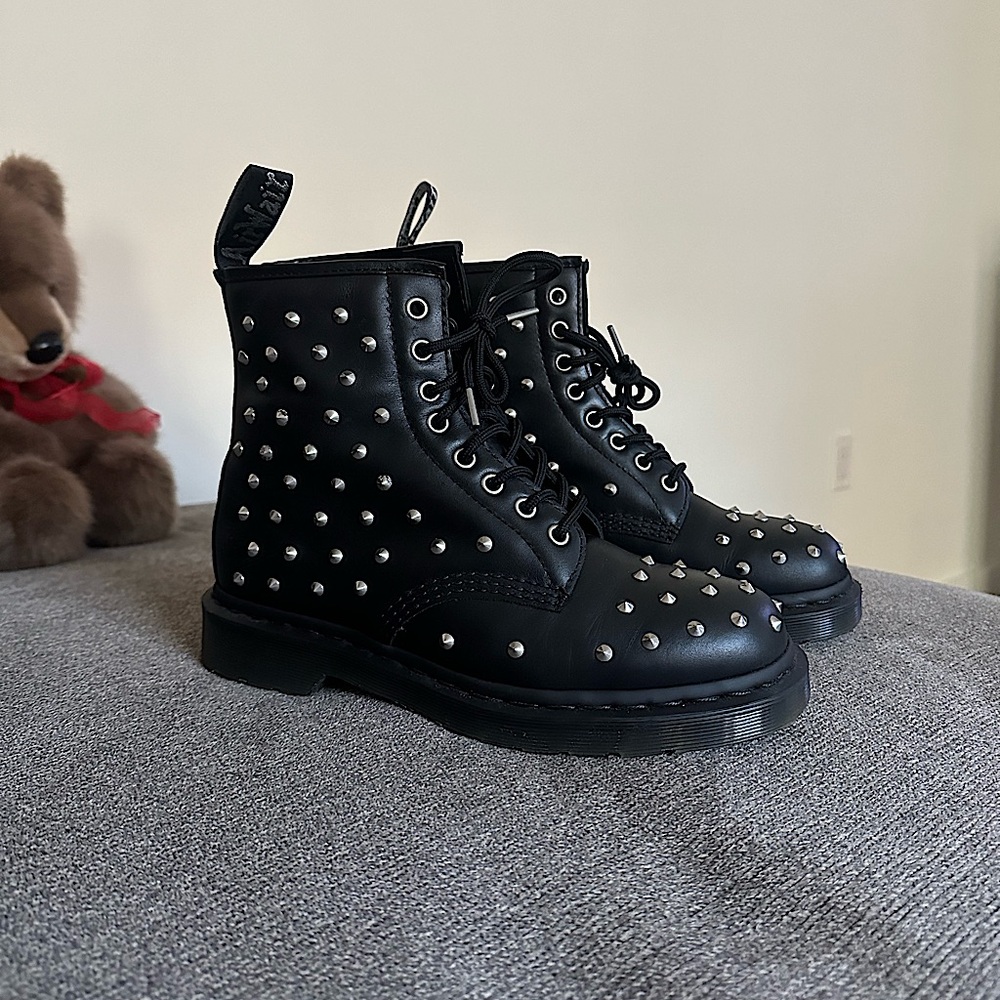 DR. MARTENS 1460 Stud Wanama Leather Lace Up Boots (new with minor defects) 🔥